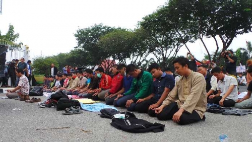 Aksi Massa Memanas Usai Shalat Ashar, Mahasiswa Ancam Duduki Kantor Gubernur Riau