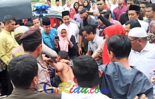 Breaking News: Hampir Babak Belur, Seorang Pria Tertangkap Tangan Maling Motor di Kantor Gubernur Riau