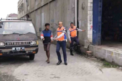 GoRiau Petugas Dishub Amankan Pak Ogah di Jalan Tuanku Tambusai Pekanbaru
