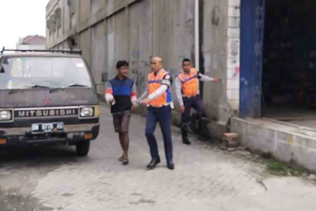Petugas Dishub Amankan Pak Ogah di Jalan Tuanku Tambusai Pekanbaru