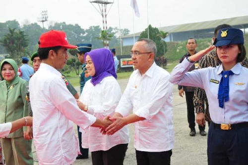 Jokowi Rapat Terbatas dengan Plt Gubri dan Satgas Karhutla di Lanud Roesmin Nurjadin