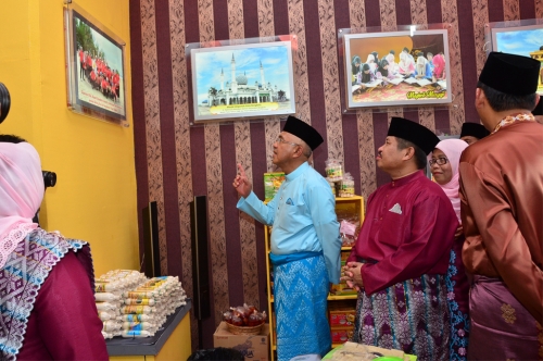 Tinjau Stand Bazar Kafilah Bengkalis, Gubri Disuguhkan Foto Saat Melihat Indahnya Beting Aceh