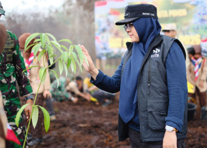Bupati Siak Tanam dan Beri Nama Satu Pohon Jenderal Herry di Eks Karhutla Tanjung Buton