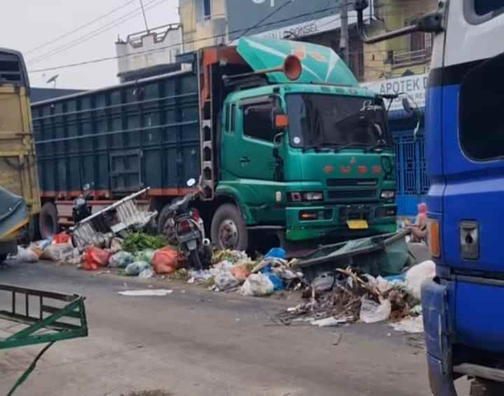 Tumpukan Sampah Jalan Sudirman Bagan Batu Rokan Hilir, Warga Tagih Kinerja Petugas Kebersihan