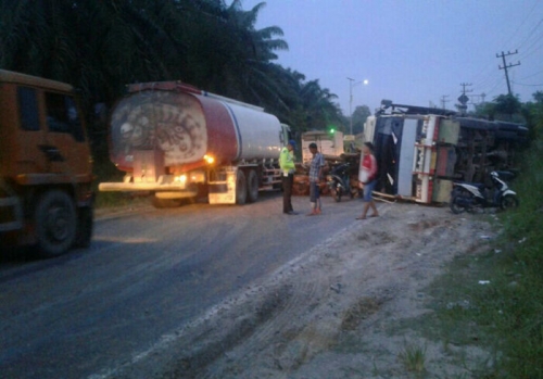 Puluhan Ton Kayu Balok Berserakan di Jalan Lintas Duri Pekanbaru, Kendaraan yang Melintas Diminta Tetap Berhati-hati