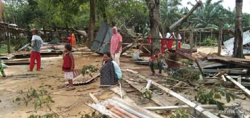 67 Rumah dan 2 Musholla di Rohil Porak-poranda Dihantam Puting Beliung
