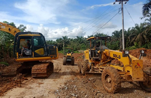 Perbaiki Jalan di Batang Cenaku Inhu, Gubernur Riau Turunkan Alat Berat