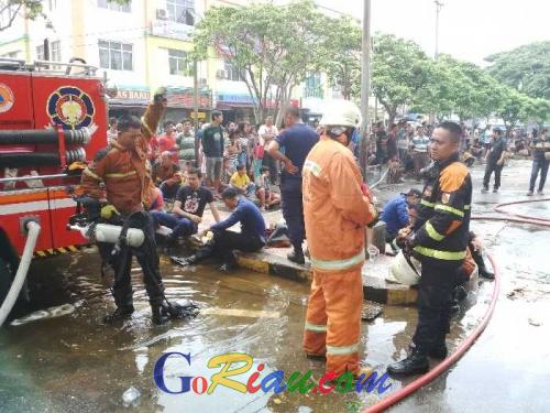 Heroik, Kisah Regu Damkar Selama 20 Jam Memadamkan Api Kebakaran di Ramayana Pekanbaru