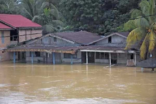 Korban Banjir Masak Nasi di Posko Pengungsian Tanpa Sedikitpun Bantuan Pemkab Kampar
