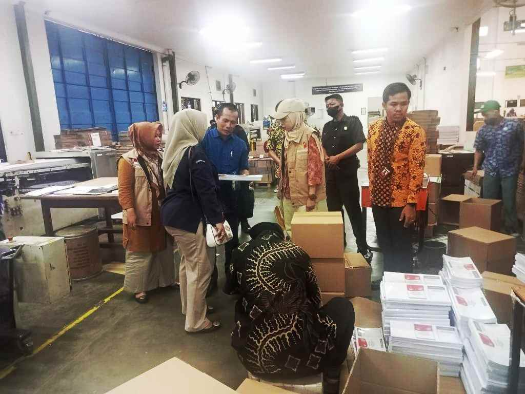 Awasi Pencetakan Logistik Pemilu, Bawaslu Riau Kunjungi PT Intan Sejati Klaten