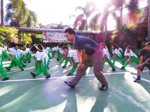 Dino Patti Jalal Belajar Bersama dengan Anak-anak SD