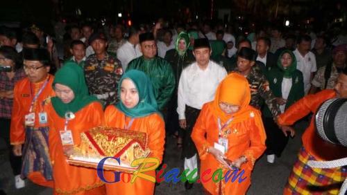 Dihadiri Ratusan Pendukung, Paslon Gubri Lukman Edy - Hardianto Berbalas Pantun saat Tiba di Kantor KPU Riau