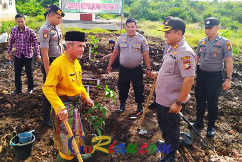 Peduli Penghijauan, Polres Kepulauan Meranti Laksanakan Penanaman Pohon