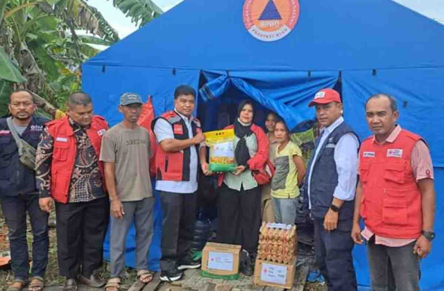 PMI Pekanbaru Salurkan Bantuan Sembako Bantu Warga Terdampak Banjir di Rumbai