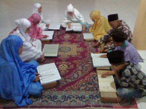 Gaungkan Magrib Mengaji, HM Wardan Ajak Anak-anak di Tembilahan Baca Al-Quran Bersama di Kediamannya