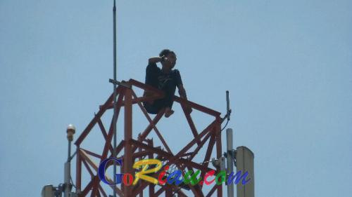 Diduga Masalah Rumah Tangga, Pria di Pekanbaru ini Nekat Panjat Tower Setinggi 30 Meter