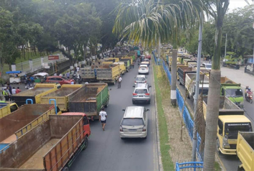 Ditilang dan Tak Diizinkan Masuk Kota, Ratusan Supir Truk Demo dan Parkirkan Mobil di Depan Kantor DPRD Provinsi
