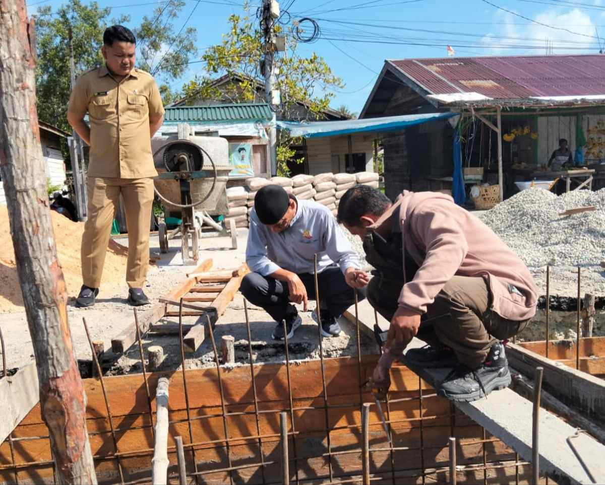 Tinjau Pembangunan Duiker Simpang Puskesmas Alahair, Syaifi Hasan Harap Pekerjaan Rampung Tepat Waktu