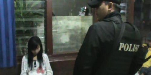 Takut Ditilang, Siswi SMA Ini Tabrak Polisi