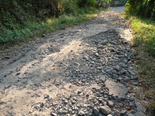 Jalan Lingkungan Desa Sengkemang Koto Gasib Rusak Berat