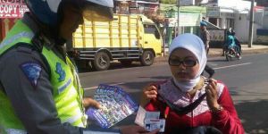 GoRiau Polisi Jember Tilang Pelanggar dengan Tausiyah