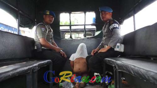 Razia Polisi Bersenjata Lengkap dan BNN di Kampung Terandam Jadi Tontonan Warga, 1 Orang Diborgol Polisi