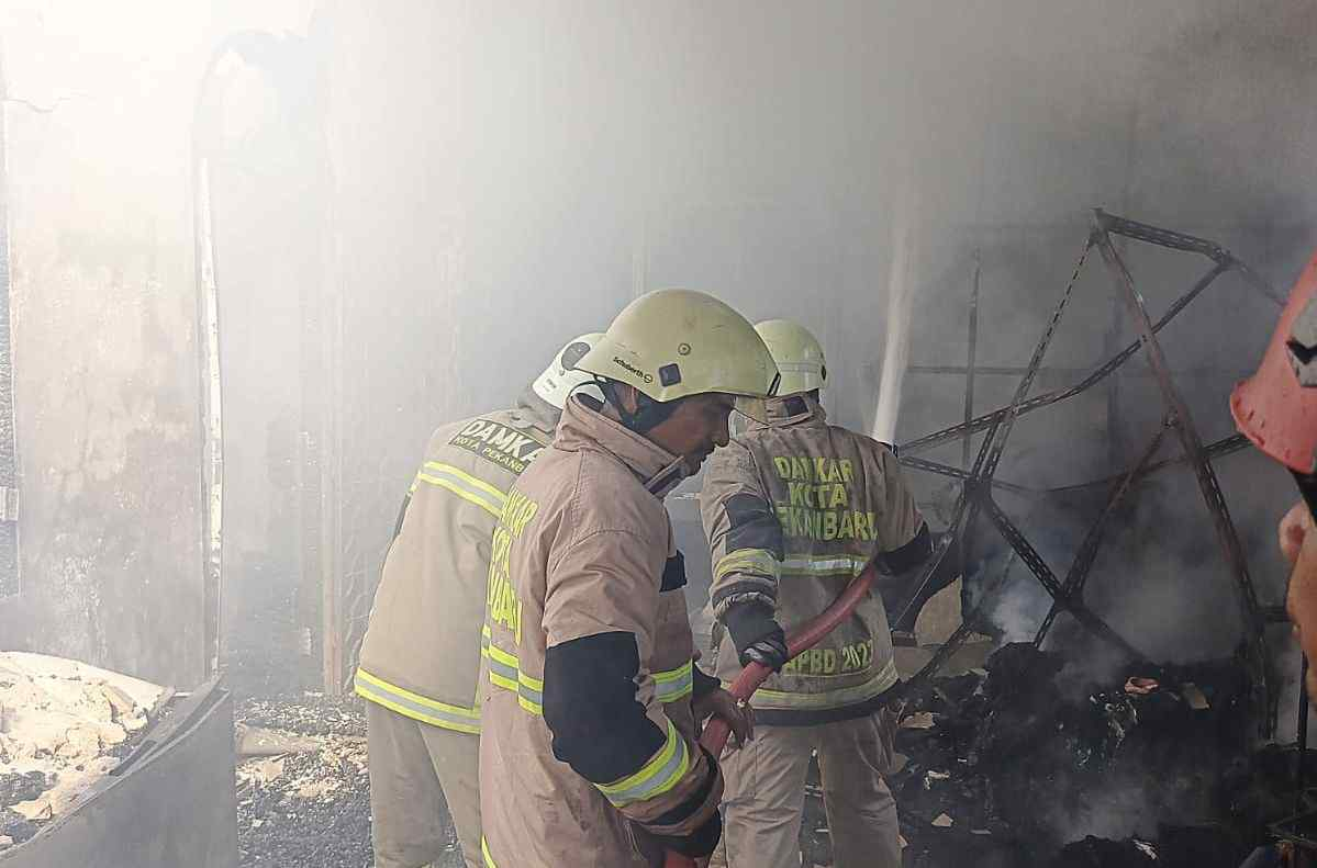 Rumah Warga Senapelan Dilalap Jago Merah, Petugas Berhasil Cegah Api Meluas