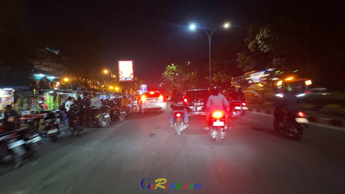 Abaikan Teguran Satpol PP, PKL Kembali Kuasai Trotoar Mal SKA Pekanbaru