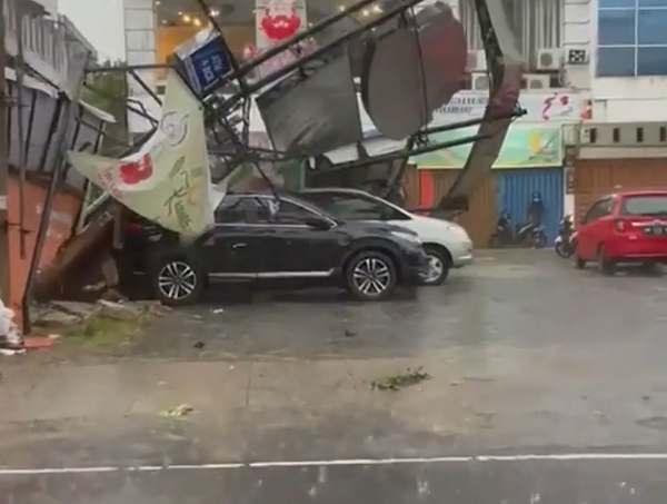 Hujan Deras, Papan Reklame di Jalan Sudirman Pekanbaru Tumbang, Mobil Warga Jadi Korban