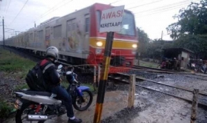GoRiau Dihantam Kereta Api Sibinuang, Minibus di Pariaman Terseret 15 Meter dan Masuk Sawah