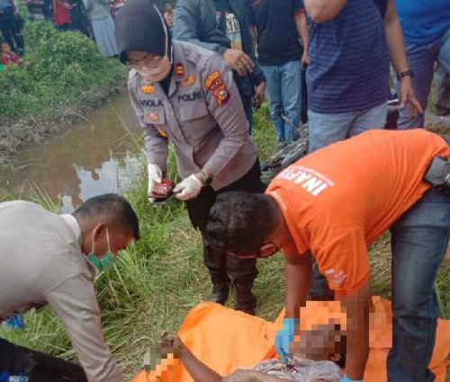 Mayat Lelaki Ditemukan Tenggelam di Parit Bersama Motornya di Jalan Nelayan Rumbai