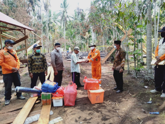 BPBD Kepulauan Meranti Salurkan Bantuan Logistik kepada Korban Kebakaran Rumah di Desa Dwi Tunggal