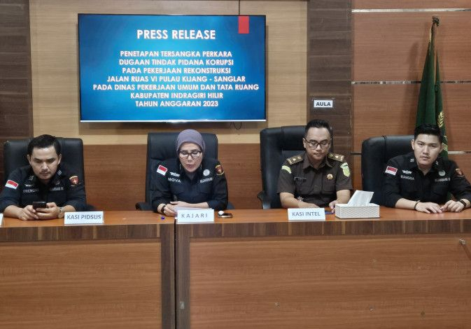 Kejari Inhil Tahan Kabid Bina Marga dan Direktur PT Gunung Guntur Terkait Dugaan Korupsi Proyek Jalan Rp15,4 Miliar