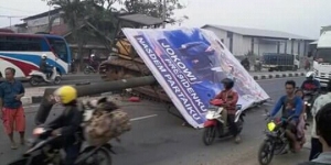 GoRiau Tertimpa Baliho Jokowi Presidenku, Pengendara Motor Tewas di Lokasi Kejadian