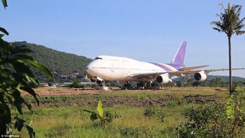 Pesawat Boeing 747 Terdampar di Persawahan, Petani Kaget dan Bingung, Ternyata . . . .