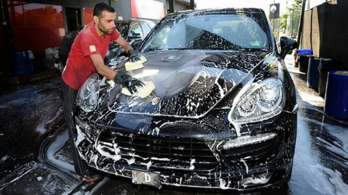 Hindari Mencuci Mobil di Bawah Terik Matahari, Ini Alasannya