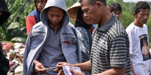 GoRiau Polisi Jujur Bripka Seladi Bagi-bagikan Uang Pemberian Anggota DPR kepada 50 Pemulung