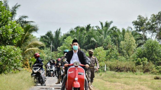 Kendarai Vespa Klasik Merah, Wali Kota Dumai Susuri Pelosok Bagikan Sembako