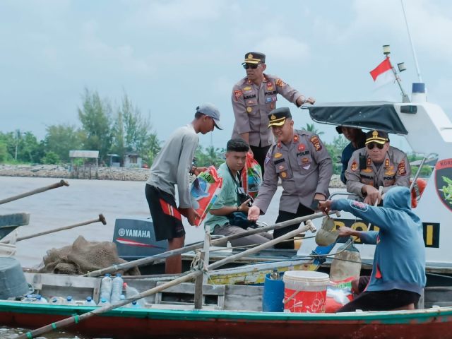 Polres Bengkalis Bagikan Ratusan Paket Sembako kepada Nelayan Terdampak Kenaikan Harga BBM