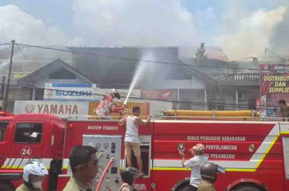 GoRiau Ruko di Jalan Harapan Raya Pekanbaru Terbakar, Asap Pekat Ganggu Lalu Lintas
