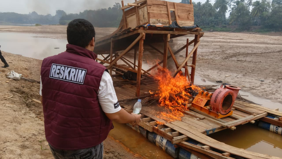 Pelaku Kabur, Polsek Cerenti Musnahkan 2 Rakit PETI di Sungai Kuantan