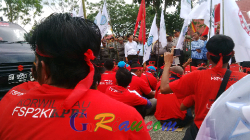 Tuntut Kenaikkan Upah, Ratusan Buruh Demo Disnaker Pelalawan