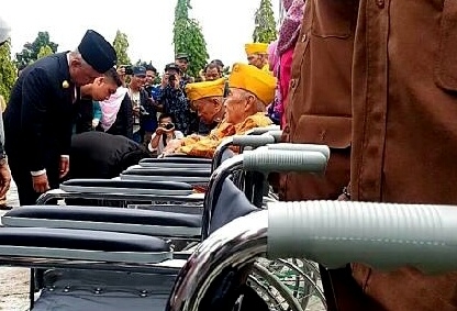 Gubernur Riau Serahkan Bantuan Kursi Roda bagi Legiun Veteran
