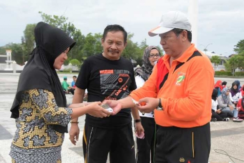 Kumpulkan Sumbangan dari ASN dan Honorer, Asisten II Setdakab Inhil Serahkan Bantuan untuk Korban Bencana Aceh