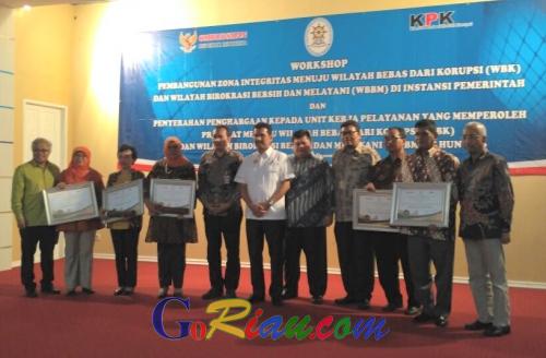 Tuan Rumah Gigit Jari, Menteri PANRB Datang ke Riau Numpang Berikan Penghargaan kepada 19 Unit Kerja Pelayanan