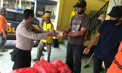 Aksi Polisi di Inhil Riau Bagikan Nasi Kotak untuk Warga Terdampak Pandemi