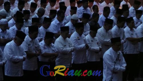 Gelap Tanpa Cahaya, Sekdaprov Jadi Imam Salat Maghrib Gubernur dan Ribuan ASN di Stadion Utama Riau