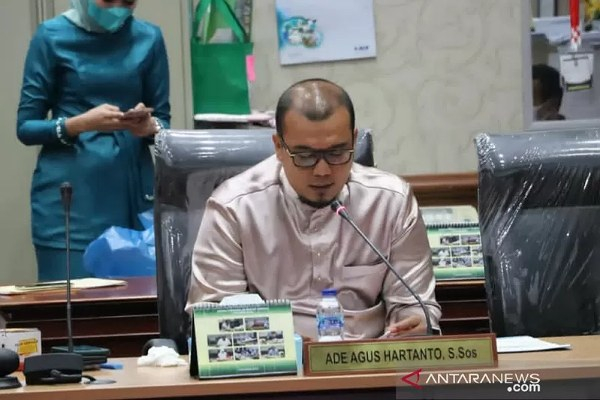 Masih Aktif Bekerja di Bank, Seorang Komisioner KPID Riau Terancam Di-PAW