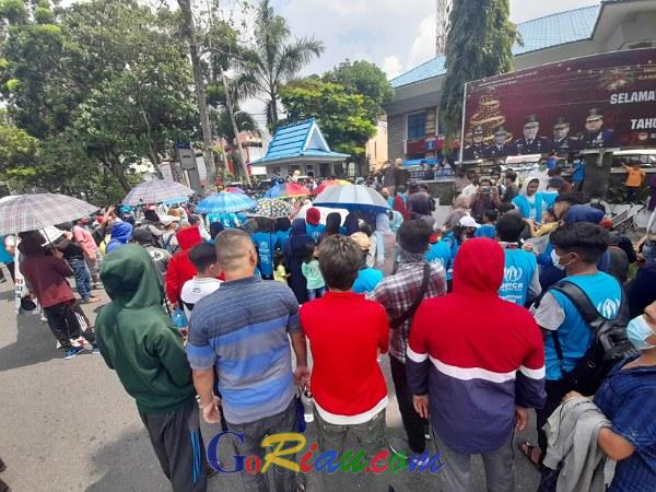 Meski Diguyur Hujan, Puluhan Imigran Masih Bertahan di Kantor Kemenkumham Riau