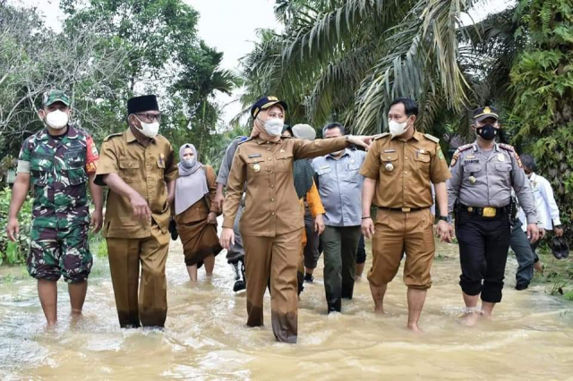 Tinjau Banjir, Rezita Meylani Yopi Bawa Ratusan Paket Sembako